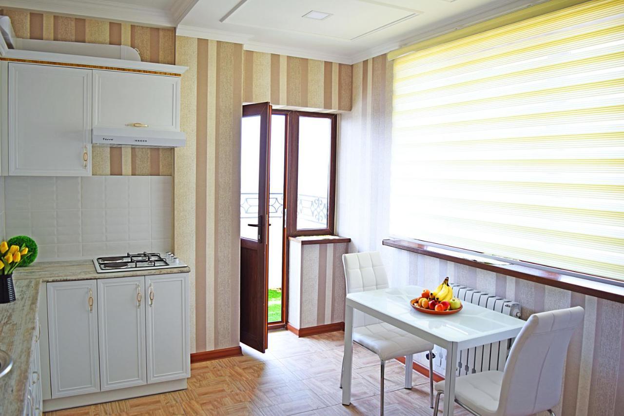 Sunny Apartment With Mountain View Bischkek Exterior foto